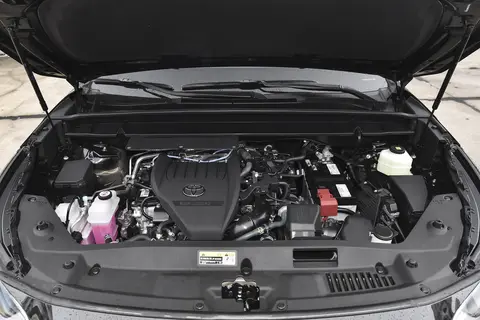 标配四驱,2026 款皇冠陆放燃油版应该怎么选?