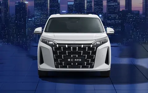 该车定位为中大型MPV，采用7座布局，动力搭载1.5T插电混动系统。